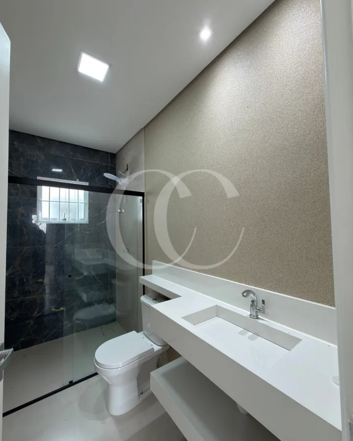 Banheiro com bancada branca e box de vidro — Residencial Sport Lírio dos Vales
