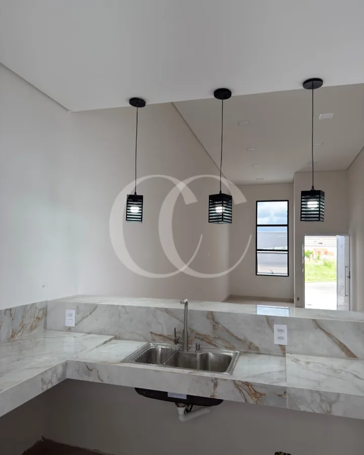 Cozinha com bancada, cuba e luminárias pendentes — Residencial Sport Lírio dos Vales