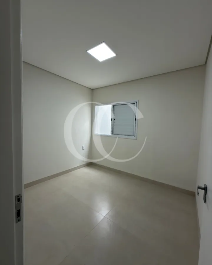 Quarto com janela e piso claro — Residencial Sport Lírio dos Vales