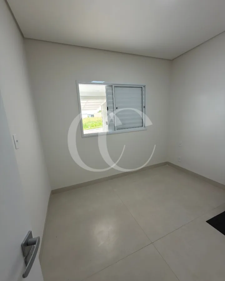 Quarto com janela voltada para a área externa — Residencial Sport Lírio dos Vales